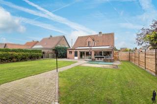 <p><strong>Ruime vrijstaande gezinswoning met 3 ruime slaapkamers en grote tuinkamer in rustige doodlopende straat nabij centrum van Weelde op 10 min. van Goirle (ca. 882 m²)</strong></p>
<p>Deze charmante gezinswoning biedt het allemaal. Gelegen in een kindvriendelijke, rustige straat op wandelafstand van het centrum, scholen en voorzieningen, vormt dit de ideale thuis voor elk gezin dat ruimte en leefkwaliteit belangrijk vindt.</p>
<p><strong>Gelijkvloers</strong><br />Via de ruime inkomhal met eiken trap bereik je de volledig vernieuwde woonkeuken (2021). Deze moderne, lichtrijke keuken met maatwerkkasten en alle nodige toestellen ( inductie kookvuur, dubbele gootsteen, magnetron , warme luchtoven en apotheekkast) vormt het hart van de woning. Vanuit de keuken kijk je rechtstreeks uit op de veranda en de tuin, ideaal om contact te houden met spelende kinderen of gasten op het terras.</p>
<p>De woonkamer biedt rondom zicht op de tuin. Aan de straatkant bevindt zich de gezellige zithoek, waar je op koudere dagen kan genieten van de warmte van de geautomatiseerde pelletkachel. De eetkamer sluit mooi aan bij de keuken én geeft via een grote schuifpui toegang tot de ruime veranda. Deze tuinkamer is verwarmd, voorzien van zonnewering en maakt van binnen en buiten één harmonieus geheel.</p>
<p>Daarnaast is er een praktische bijkeuken met aansluiting voor wasmachine en droogkast, een douche en een apart toilet. De inpandige garage wordt momenteel gebruikt als extra bergplaats, maar kan perfect dienen voor fietsen of auto. Onder de keuken bevindt zich een droge kelder: ideaal als extra opslagruimte.</p>
<p><strong>Verdieping</strong><br />De brede, lichte overloop biedt ruimte voor een bureau of studeerhoek. Verder vind je op deze verdieping twee ruime kinderkamers, een badkamer met ligbad, wastafel met maatwerkkast, en toilet, én een master bedroom met handige inloopkast. De zolder is geïsoleerd (2017) en bereikbaar via een vlizotrap.</p>
<p><strong>Buitenruimte</strong><br />De mooi aangelegde, afgesloten tuin is een grote troef: een ruim terras, een verzorgd grasveld en een degelijk bijgebouw met stroom en water. Dankzij de aanwezige grondwaterput en reeds voorziene voorbereidende aanleg ( filtersysteem en pomp) is een zwembad makkelijk te realiseren. Het bijgebouw leent zich uitstekend als hobbyruimte of extra opslag.</p>
<p><strong>Troeven op een rij</strong></p>
<ul>
<li>Rustige, doodlopende straat nabij centrum en school</li>
<li>Kindvriendelijke omgeving</li>
<li>Vernieuwde keuken (2021)</li>
<li>Aardgas reeds aanwezig in de woning</li>
</ul>
<br /><br />Neem zeker al eens een kijkje in de woning via onze virtuele toer: https://tour.giraffe360.com/f65d30cde02449239981ca62d501401f/