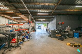 Ontdek deze unieke eigendom in Lendelede, op een boogscheut van het centrum, waar wonen en werken naadloos samenkomen. Achteraan de woning...