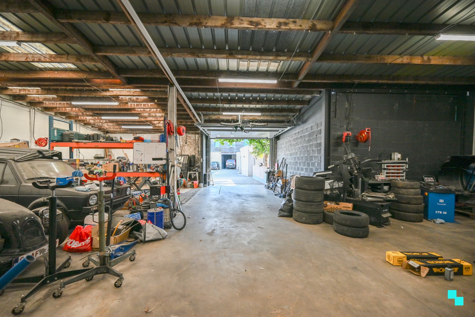 Ruim magazijn met kantoorruimtes en woonst te Lendelede - photo 3