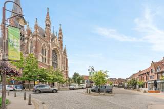 - Unique commercial property with accompanying duplex apartment- Excellent location in the center of Dadizele, opposite the basilica: Plaats 9-...