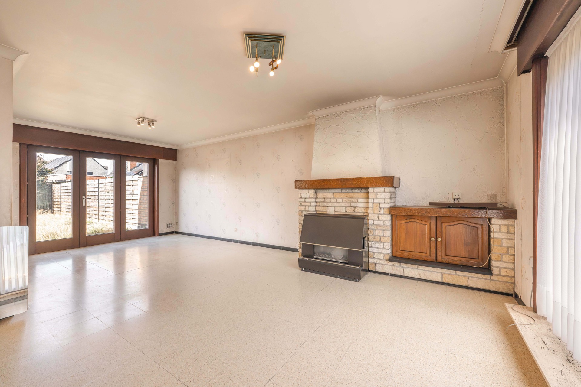 Te renoveren halfopen woning met 3 slaapkamers én zuidwestgerichte tuin met een aparte garage en aansluitende berging in een rustige tuinwijk te koop in Zulte. - foto 4