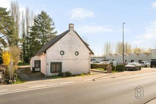 Charmante te renoveren fermette met POTENTIEEL, 2 garages, oprit en leuke tuin met authentieke bakoven! Deze karaktervolle woning (bouwjaar...