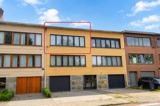 Te moderniseren appartement gelegen op de tweede verdieping van een kleinschalig gebouw, bestaande uit: inkomhal met ingemaakte vestiairekast; woonkamer in L-vorm; basis ingerichte keuken met aansluitend een gezellig terrasje; nachthal; badkamer voorzien van ligbad met douchecombinatie, dubbel lavabomeubel en toilet; 2 volwaardige slaapkamers. Voorts beschikt het appartement nog over een autostaanplaats in de gemeenschappelijke garage en een zeer ruime privatieve berging. Individuele CV op aardgas; ramen met dubbele beglazing en deels rolluiken. De elektrische installatie is reeds conform! De gemeenschappelijke kosten in het gebouw zijn beperkt. EPC: 544 kWh/m² (Renovatieverplichting van toepassing). Heden verhuurd.