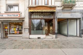 Gelegen in het hart van het stadscentrum, in één van de mooiste hoofdstraten van Doornik, bestaat dit handelspand uit het volgende:Op de begane...
