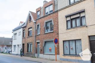  * De woning wordt verkocht in haar huidige renovatiestaat, ideaal voor wie zelf wil afwerken en personaliseren. * Op wandelafstand van het strand en...