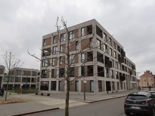 Dit modern en volledig geïnstalleerd appartement bevindt zich op de eerste verdieping en geniet van een uiterst centrale ligging.Via de inkomhal...