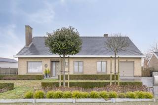 In het rustige, groene Woesten vind je deze alleenstaande woning op een ruim perceel van 978 m². De woning biedt veel licht, ruimte en comfort en...
