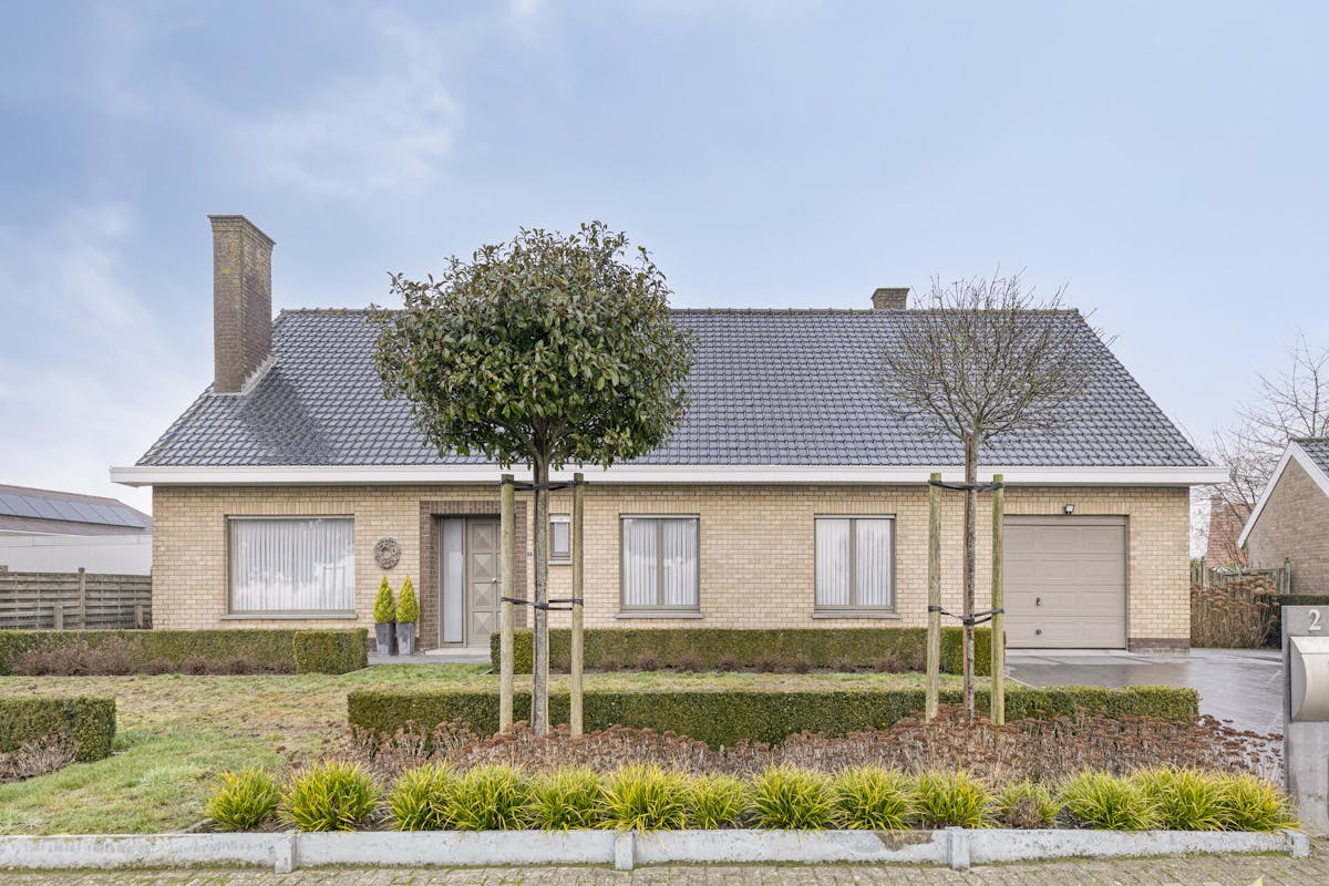 Alleenstaande bungalow met 3 slaapkamers, garage en tuin - foto 2