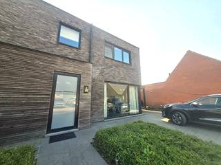 Deze recente en ruime halfopen bebouwing is gelegen in een rustige en aangename omgeving en biedt alle comfort voor wie op zoek is naar een kwalitatieve gezinswoning.<br /><br />De woning beschikt over 3 slaapkamers, een praktische carport en een ruime tuin waar het heerlijk vertoeven is. Dankzij de recente bouw geniet de woning van een moderne uitstraling en een aangename leefomgeving.<br /><br />Een ideale woning voor wie ruimte, comfort en rust wil combineren.<br /><br />Troeven:<br /><br />- Recente halfopen bebouwing<br />- 3 slaapkamers<br />- Ruime en aangename leefruimtes<br />- Carport<br />- Ruime tuin<br />- Rustige ligging<br />- Gunstig EPC label