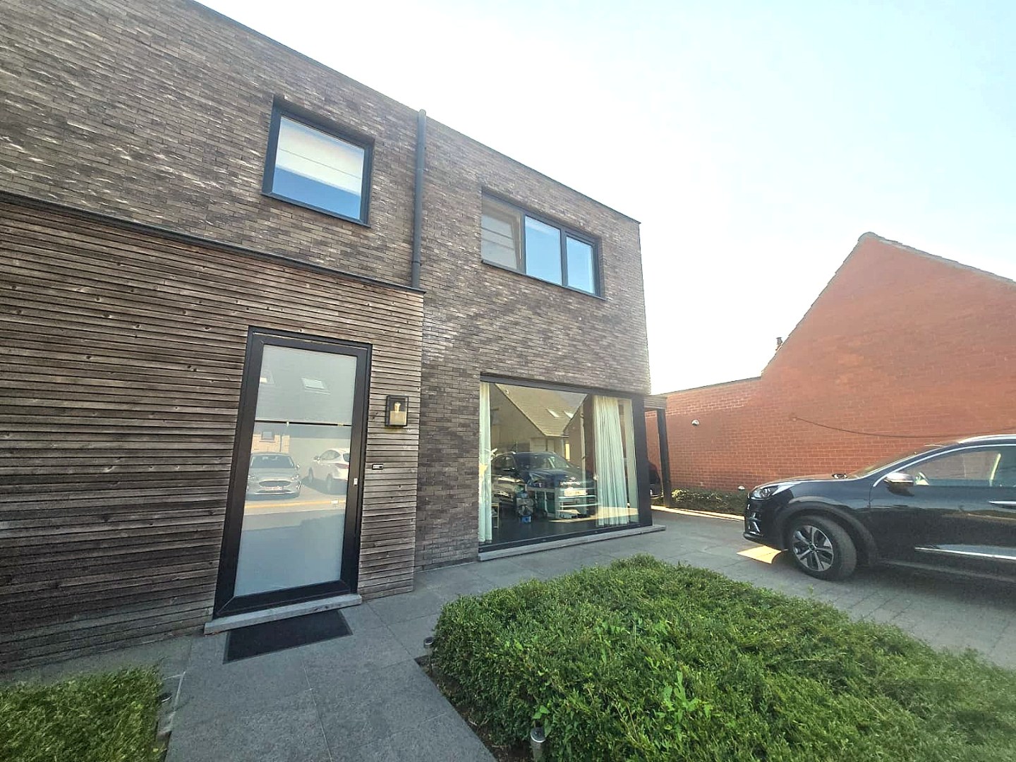 Ruime en recente halfopen bebouwing met 3 slaapkamers, carport en ruime tuin - foto 1