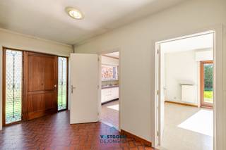 Op wandelafstand van het centrum van De Pinte treffen we deze ruime, te renoveren bungalow aan in een autoluwe straat.

Het huis heeft de volgende indeling: inkomhal met gastentoilet en vestiaire, lichtrijke leefruimte met aanpalend de keuken, 3 slaapkamers, badkamer met ligbad, dubbele lavabo en toilet. Verder beschikt de woning over een ruime garage, en een zeer grote zolderruimte die mits aanpassingen ook kan geïntegreerd worden in de woning. Buiten is er een ruime tuin met goede oriëntatie.

Troeven: rustige ligging in het centrum, goede oriëntatie, perfecte indeling, ...

Renovatieverplichting: neen.

Meer informatie of een bezoek: evy@vastgoeddejonghe.be, alle dossierstukken en virtual tour kan u terugvinden op onze website www.vastgoeddejonghe.be