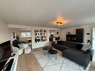 In het centrum van Keerbergen vinden we dit uitzonderlijk lichtrijke en modern gerenoveerde triplex-appartement (volledig vernieuwd in 2020)...