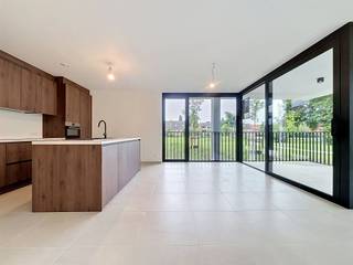 <p><span>Nieuwbouwappartement met twee slaapkamers in residentie Kasteelvijver te Langemark.</span></p><p><span> </span></p><p><span>Dit appartement bevindt zich op het </span><span>gelijkvloers</span><span> en beschikt over een </span><span>bewoonbaar oppervlakte</span><span> van </span><span>109.75m² </span><span>en een </span><span>terras</span><span> van </span><span>13m²</span><span>.</span></p><p><span> </span></p><p><span>Indeling</span><span>:</span></p><p><span>Ruime </span><span>inkomhal/nachthal</span><span>, </span><span>open keuken</span><span> met alle benodigdheden, </span><span>leefruimte</span><span> die directe toegang biedt tot het </span><span>terras.</span></p><p><span>Verder is er nog een </span><span>gastentoilet</span><span>, </span><span>berging/wasplaats</span><span>, </span><span>badkamer</span><span> met inloopdouche en dubbele lavabo en </span><span>twee volwaardige slaapkamers</span><span>.</span></p><p><span> </span></p><p><span>Er is tevens een </span><span>kelderberging</span><span> bij te kopen, alsook mogelijkheid tot aankopen van </span><span>ondergrondse staanplaats.</span></p><p><span> </span></p><p><span>De </span><span>warmwaterproductie</span><span> en de </span><span>vloerverwarming</span><span> zal opgewekt worden door een bodem/water </span><span>warmtepomp met ingebouwde boiler.</span><span> De warmte wordt uit de grond gehaald via </span><span>geothermie.</span></p><p><span>Doorheen het appartement is er </span><span>ventilatiesysteem D </span><span>(mechanische toevoer en afvoer) voorzien.</span></p><p><span>Het appartement beschikt tevens over</span><span> zonnepanelen</span><span> (760Wp) wat het bovendien uiterst zuinig maakt!</span></p><p><span> </span></p><p><span> </span></p><p><span> </span></p><p><span> </span></p><p><span> </span></p>