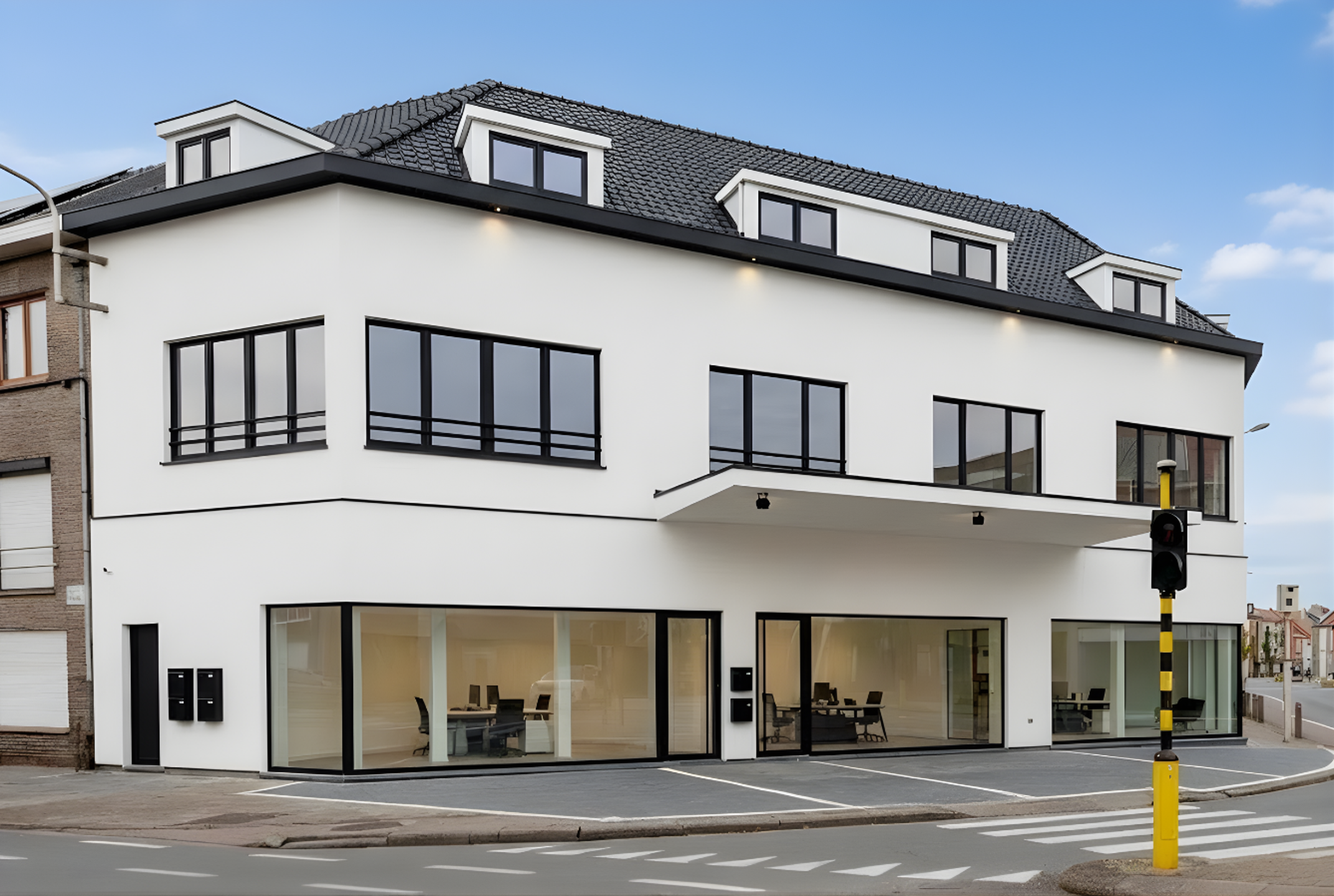 Opbrengsteigendom met handelsruimte en 2 grote appartementen - foto 1