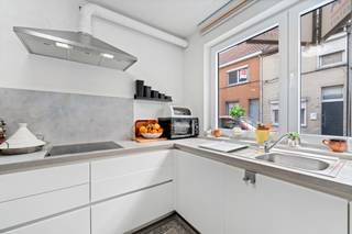 Ben je op zoek naar een gerenoveerd opbrengsteigendom met een rendement van 5%? Lees dan zeker verder!<br /><br />Dit volledig gerenoveerde opbrengsteigendom combineert de charme van moderne afwerking met een uitstekende centrale locatie. Dankzij de nabijheid van scholen, openbaar vervoer, en invalswegen genieten bewoners van ongeëvenaarde toegankelijkheid en gemak. Deze strategische ligging verzekert een continue vraag naar woonruimte, wat bijdraagt aan een aantrekkelijk bruto rendement van 5%. Dit maakt het een ideale keuze voor investeerders die op zoek zijn naar een veilige en winstgevende belegging in vastgoed.<br /><br />Indeling:<br />-GLV: een warm welkom wordt u geboden via de gemeenschappelijke inkomhal die leidt naar een open keuken, uitgerust met alle hedendaags comfort en een ruime, lichtrijke leefruimte van 32m². Het appartement beschikt over een apart gastentoilet en een open berging met aansluitingen voor wasmachine en droogkast. De gezellige slaapkamer, aansluitend aan de badkamer van 12m², is voorzien van een moderne inloopdouche en een enkele wastafel in meubel.<br />-1steV: dit duplexappartement is een toonbeeld van modern wonen, beginnend op de eerste verdieping met een leefruimte (28m²) en open keuken, grenzend aan een sfeervol terras (17m²). Een gastentoilet met handenwasser is eveneens aanwezig.<br />-2deV: een ruime slaapkamer (17m²), een praktische berging, en een badkamer (10m²) met inloopdouche en dubbel wasmeubel, inclusief voorzieningen voor wasmachine en droogkast.<br />-Zolder: extra ruimte (15m²) voor opslag, ideaal voor wie extra opbergruimte belangrijk vindt.<br /><br />Dit gerenoveerde opbrengsteigendom is een zeldzame kans om te investeren in een vastgoed met solide rendement van 5%. <br /><br />Laat deze unieke kans niet aan u voorbijgaan en ontdek vandaag nog wat dit prachtige opbrengsteigendom in Sint-Niklaas voor u kan betekenen.