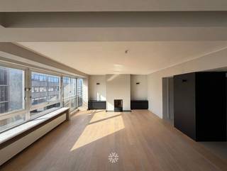 <p><span>CENTRE DE GAND - Appartement lumineux de deux chambres, doté de placards sur mesure et d'un balcon, situé dans le quartier de la gare de Gand</span></p><p><span> </span></p><p><span>Cet appartement lumineux est situé au cinquième étage de la résidence Greenway, à l'angle de la Kortrijksesteenweg et de la Floraliënlaan. Grâce à une rénovation en profondeur, l'appartement bénéficie de finitions contemporaines, d'équipements techniques modernisés et d'un agencement ludique qui crée une agréable ambiance de loft.</span></p><p><span> </span></p><p><span>Le spacieux espace de vie a été doté d’un parquet, d’une cheminée décorative, de placards sur mesure et d’une cuisine ouverte équipée d’appareils électroménagers encastrés. Il comprend également deux chambres à part entière, une salle de bains avec douche à l'italienne et un local buanderie séparé, ainsi qu'un balcon avec un débarras extérieur. Atout supplémentaire : la chambre principale est dotée d'un dressing très spacieux.</span></p><p><span> </span></p><p><span> </span></p><p><span>Les atouts en bref : </span></p><ul><li><span>Prêt à emménager – rénovation totale</span></li><li><span>Pièces lumineuses</span></li><li><span>Environnement verdoyant</span></li><li><span>Situation centrale, à proximité de la gare de Gand-Saint-Pierre</span></li><li><span>Débarras séparé avec branchement pour lave-linge et sèche-linge</span></li><li><span>Cave privative</span></li><li><span>Local à vélos commun</span></li></ul><p><span> </span></p><p><span> </span></p><p><span>Agencement : </span><span>Hall d'entrée avec vestiaire, local technique, toilettes séparées, pièce à vivre lumineuse avec cuisine ouverte, chambre avec dressing, balcon et débarras extérieur, salle de bains avec douche à l'italienne, meuble double vasque et local de buanderie séparé avec branchements, deuxième chambre à part entière.</span></p><p><span> </span></p><p><span> </span></p><p><span>Important : </span></p><p><span>Loyer : 1 250 EUR/mois</span></p><p><span>Provision pour l'eau (&W) et le chauffage : 100 EUR/mois</span></p><p><span>Provision pour les charges communes : 65 EUR/mois</span></p><p><span>Domiciliation obligatoire </span></p><p><span>Disponible à partir du 15/11/2026</span></p><p><span>Label EPC C</span></p><p><span> </span></p>