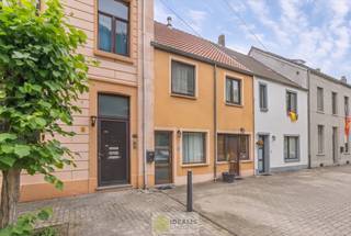 <strong>IDEALIS VASTGOED – CHARMANTE EENGEZINSWONING TE WIJCHMAAL, PEER! Deze woning omvat ca. 70m² bewoonbare oppervlakte op een perceel van ca. 1a33ca met op het gelijkvloers woonkamer en keuken en op de verdieping slaapkamer, nachthal en badkamer. Uiterst geschikt voor kandidaten op zoek naar een betaalbare woning.</strong><br /><br /><strong>LIGGING: </strong><br />Deze woning is gelegen in de spoorwegstraat in Wijchmaal, een deelgemeente van Peer. Het pand is onderdeel van de zone “De sigarenfabriek Hoefnagels”. Winkels, horeca, sportfaciliteiten en openbaar vervoer zijn vlot bereikbaar. Centraal gelegen ten opzichte van omliggende gemeenten en op een steenworp van de snelweg Noord-Zuid!<br /><br /><strong>INDELING: </strong><br /><strong>Gelijkvloerse verdieping: </strong><br /> – open woonkamer – uitgeruste keuken voorzien van veel opbergruimte, spoelbak, kookvuur, dampkamp en koelkast –<br /><br /><strong>1<sup>ste </sup> verdieping:</strong><br />– nachthal – slaapkamer –- badkamer (douche met wastafel en spiegel) –<br /><br /><strong>Tuin: </strong><br />– Aangenaam en onderhoudsvriendelijk perceel –<br /><br /><strong>BIJZONDERHEDEN:</strong><br />- Rustige ligging in doodlopende straat<br />- Gunstige EPC-score<br />- Instapklaar<br />- Aangename onderhoudsvriendelijke tuin<br />- Perceel van 1a23ca<br /><br /><strong>EPC: Label C - 260kWh/(m²jaar) 20221120-0002730514-RES-1<br /><br />O-peil:</strong> niet overstromingsgevoelig<br /><strong>P-score:</strong> A<br /><strong>G-score:</strong> A<br /><br /><strong>Benieuwd naar deze woning? Ons IDEALIS Team geeft U met plezier en steeds vrijblijvend de nodige informatie via e-mail , ter plaatse of op ons kantoor te Pelt.<br />Wenst U advies omtrent uw eigen woning? Graag plannen wij vrijblijvend met U een afspraak in om onze expertise met U te delen, steeds tot Uw dienst!!<br />Neem contact op met IDEALIS VASTGOED op 011/515 565 of mail naar info@idealisvastgoed.be!</strong>