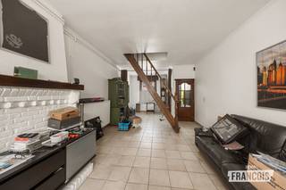 Op deze zeer mooie ligging vlakbij het Brugse centrum stellen we jullie voor aan deze rijwoning met drie slaapkamers en tuin.<br /><br />Wegens onverwachte gezondheidsomstandigheden is deze woning al even niet meer bewoond en kan ze daarom wat extra liefde gebruiken. Met wat opfrissingswerken is er van dit pand een gezellige thuis te maken vlakbij tal van voorzieningen en op een vlot bereikbare ligging. Op enkele minuten te voet sta je aan de Smedenpoort, 't Zand of ga je voor een rustige wandeling langs de Vesten.<br /><br />De gelijkvloers bevat een inkomhal, een leefruimte met open keuken, de badkamer met apart toilet en technische ruimte. Buiten kom je terecht in een diepe tuin waar je kan genieten van de zon van 's morgens tot 's avonds. <br /><br />Boven bevinden zich twee ruime slaapkamers, waarvan de ene doorgang biedt tot de zolderverdieping met de derde slaapkamer.<br /><br />Dankzij het EPC-label C geldt hier geen renovatieplicht. De elektrische installatie werd afgekeurd en is aan vervanging toe.<br /><br />Zie jij het helemaal zitten om van deze woning jouw thuis te maken? Neem dan contact op met Immo Francois en plan je bezoek in.<br /><br />Wil je jouw woning verkopen in regio Sint-Andries, Sint-Michiels, Oostkamp of Varsenare? Contacteer Eva via eva@immofrancois.be of 0471 96 08 57 voor een vrijblijvende waardebepaling.<br /><br />