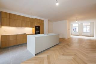 <p><span>Woning in wijk Kriekenhof met 4 SLK's en 2 BDK's</span></p><p><span> </span></p><p><span>In de fijne familiebuurt Kriekenhof te Deurne staat deze hoogwaardig gerenoveerde woning te koop. De renovatie combineert een moderne afwerking met behoud van authentieke elementen. Alle kamers zijn voorzien van parket.</span></p><p><span> </span></p><p><span>Indeling:</span></p><p><span> </span></p><p><span>Op het gelijkvloers vindt u een mooie lichtrijke leefruimte met een prachtige open keuken, een gastentoilet en toegang tot de stadstuin.</span></p><p><span> </span></p><p><span>De eerste en tweede verdieping zijn identiek ingedeeld. Elke verdieping beschikt over twee ruime slaapkamers, een badkamer met inloopdouche en een klein terras met bergruimte.</span></p><p><span> </span></p><p><span>Verder is er ondergronds nog een ruime kelder.</span></p><p><span> </span></p><p><span>Extra:</span></p><ul><li><span>Goede EPC-score: 150</span></li><li><span>Asbestveilig</span></li></ul>
