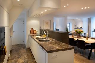 In de www.leopold3laan2.be (url kopiëren en plakken indien doorklikken niet lukt) in Kortrijk stellen we jou graag dit appartement voor.  De combinatie van huiselijkheid en ligging is een grote troef. Het appartement bestaat uit een ruime leefruimte met aansluitend terras, stijlvolle keuken, wasberging, 2 slaapkamers, logeer- en bureauhoek, 2 badkamers, 2 afzonderlijke toiletten, zolderruimte, kelderberging en grote garagebox. Verder beschikt het appartement over heel wat inmaakkasten zowel in de leefruimte, hal als slaapkamers. En eens de trap moeilijker wordt, kan er een interne personenlift geïnstalleerd worden.<br /><br />Via www.leopold3laan2.be kan je een afspraak inplannen om een bezoek te brengen.  Eveneens via de website verneem je veel meer, zoals een uitgebreide omschrijving, foto's, 360° rondgang, documenten, ...<br /><br />DIRECT KOPEN PRIJS: De vermelde prijs is een Direct Kopen prijs. Tegen deze prijs kan er onmiddellijk aangekocht worden zonder verdere prijsonderhandeling. Er kan ook steeds een bod worden uitgebracht via een transparante procedure waarover alles te lezen is op de website van het pand.<br /><br /><br />Groeten, Hendrik van Henry Houser