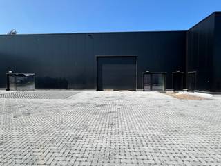 In KMO-zone kanaal is deze nieuwe KMO-unit van 298m² beschikbaar voor verhuur. Voorzieningen om een kantoor/sanitair in te richten. De unit...