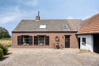 De ligging in agrarisch gebied garandeert het open gevoel en prachtige zichten. Ideaal voor wie op zoek is naar een verbouwproject, of op zoek is naar een bouwplaats die veel mogelijkheden biedt. <br /><br />Indeling: <br />Gelijkvloers: <br />Inkomhal met toilet - woonkamer - veranda keuken - badkamer - wasplaats <br /><br />1e verdieping: <br />Nachthal - slaapkamer 1 - slaapkamer 2 - slaapkamer 3 <br /><br />Extra: <br />Garage - werkplaats <br /><br /><br /><br /><br />Dit pand is onderworpen aan de renovatieverplichting van de Vlaamse overheid voor residentiële gebouwen (behoudens bij sloop binnen 5 jaar na de aankoop). Consulteer voor meer informatie de website van het Vlaams Energie- en Klimaatagentschap via https://www.vlaanderen.be/een-woning-kopen/renovatieverplichting-voor-residentiele-gebouwen<br /><br />Bestuursmaatregelen in het maatregelenregister: nee