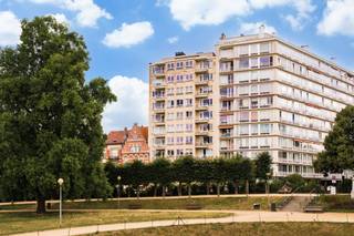 <p><span>Ruim en lichtrijk appartement op de 2de verdieping met uniek zicht op Square Ambiorix. Ruime inkomhal met vestiaire. Woonkamer met parketvloer en toegang tot een aangenaam terrasje aan de voorzijde. Praktische volledig in gerichte keuken met compact balkon aan de achterzijde. Nachthal met 3 slaapkamers waarvan 2 toegang geven tot het terras aan de achterzijde. Ruime douchekamer met dubbele lavabo en toilet alsook een badkamer met ligbad, toilet en dubbele lavabo. Een parkeerplaats in het gebouw is bij aan te kopen (+ € 25.000). Zeer gunstig EPC en conforme elektrische installatie. Zeer goed gelegen op de Squares. Nabij de Europese instellingen, het openbaar vervoer, metro Schuman, scholen en winkels.</span></p><p><span> </span></p>