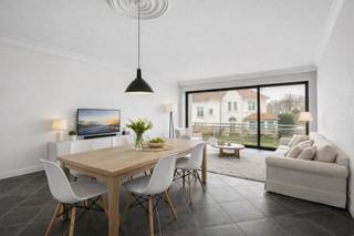 <p><strong>De Panne – Dumontwijk: Gerenoveerd en instapklaar gelijkvloers 2-slaapkamerappartement met zonneterras!</strong><br /> </p>

<p>In de charmante en historische Dumontwijk van De Panne, op slechts enkele stappen van zee en het centrum, bevindt zich dit gerenoveerd gelijkvloers appartement met twee volwaardige slaapkamers. Gelegen in residentie Ten Anker combineert dit eigendom een rustige ligging met een uitstekende zuidoriëntatie en maximale lichtinval.<br /> </p>

<p>Bovendien bestaat de mogelijkheid tot aankoop van een garage in de residentie voor een meerprijs van €45.000.<br /> </p>

<h3><strong>Indeling</strong></h3>

<p>Inkomhal, twee volwaardige slaapkamers, een badkamer met ligbad, een apart toilet en een praktische berging, een volledig ingerichte keuken en een ruime, lichtrijke woonkamer die toegang biedt tot de zonnige terrassen.<br /> </p>

<h3><strong>Troeven</strong></h3>

<ul><li>
	<p>Gerenoveerd en volledig instapklaar</p>
	</li><li>
	<p>Gelijkvloerse ligging met zonnige terrassen</p>
	</li><li>
	<p>Gelegen in de rustige en historisch waardevolle Dumontwijk</p>
	</li><li>
	<p>Op wandelafstand van zee, duinen en het commerciële centrum<br />	 </p>
	</li></ul>

<p><strong>Meer informatie? Contacteer Frederick via 058/22.41.70.</strong></p>