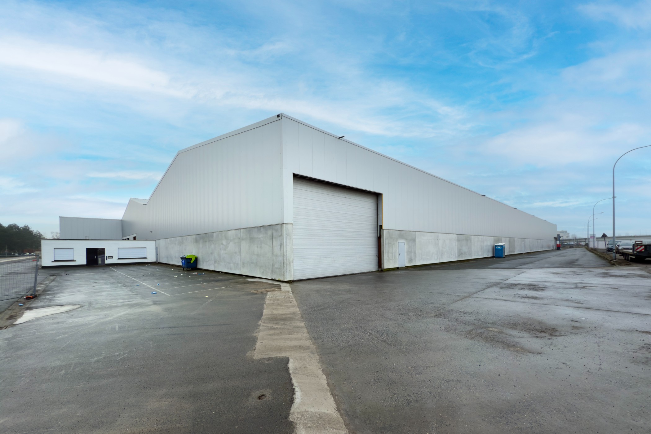 Bedrijfsgebouw van +/- 7.500m² met VH: 9,5m in Deinze - foto 1