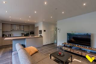 Rustig gelegen appartement met staanplaats in centrum Geel. <br /><br />Via de inkomhal met apart gastentoilet komen we terecht in een ruime open leefruimte met aansluitend de volledig uitgeruste keuken (inbouw koffieapparaat, afwasmachine, ...) en een berging. De ramen van de leefruimte zijn voorzien van screens. Tevens is er een praktische badkamer die uitgerust is met een ligbad, douche en een lavabomeubel. Twee ruime slaapkamers met rolluiken. <br /><br />Op het zuidgericht terras heeft u een zicht op het binnenplein.<br /><br />De ondergrondse autostaanplaats en berging zijn inbegrepen in de prijs en voorzien u van het nodige comfort! <br /><br />Gelegen op wandelafstand van alle winkels, scholen en openbaar vervoer.<br /><br />Bijzonderheden: <br />- EPC A: 83 kWh/m² <br />- Domotica<br />- Vliegenramen <br /><br />Wil je graag eens komen kijken? Maak uw afspraak via 014 58 02 08.