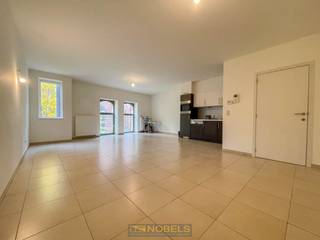 Te huur, leuk appartement met autostaanplaats op aangename locatie te RonseDit aangenaam appartement nabij het Koning Boudewijnpark in Ronse geniet...