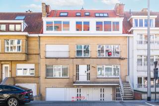 Dit pand werd volledig vernieuwd in 2021 (eveneens al het raamwerk) en is bijgevolg direct instapklaar. <br /><br />Bij het binnenkomen stappen we direct de lichtrijke woonkamer in waar ook de nieuwe, compleet afgewerkte &amp; ingerichte keuken is vervat. De douchekamer is voorzien van hangtoilet, wastafel, douche en handdoekenradiator. De 1ste slaapkamer is voldoende ruim; de 2de slaapkamer is voorzien van een enkel bed en inbouwkasten. <br /><br />Dit appartement werd netjes in het wit opgeschilderd en is voorzien van elektrische rolluiken.<br />Gunstige EPC-waarde: 146 (Label B). Gemeubeld. Lage syndicuskosten wegens geen lift.<br /> 