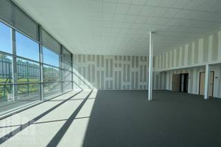 Kwalitatief en lichtrijk <strong>kantoor </strong>van 323 m² met 324 m² <strong>opslagruimte</strong> te huur op een uitstekende locatie nabij de R0 in Wemmel. Deze instapklare kantoorruimte bestaat uit 323 m² op de eerste verdieping, en werd recent gerenoveerd met oog voor comfort en duurzaamheid. Dankzij de nabijheid van de R0 en de E40 is het kantoor vlot bereikbaar, wat het ideaal maakt voor bedrijven die belang hechten aan bereikbaarheid voor zowel medewerkers als klanten.<br /><br />Het gebouw waarvan dit kantoor deel uitmaakt biedt in totaal 1.600 m² aan kantoorruimte en 900 m² magazijnruimte, met maar liefst 36 parkeerplaatsen en 16 laadpunten voor elektrische voertuigen. Duurzaamheid staat centraal in dit project: er worden geen fossiele brandstoffen gebruikt, het gebouw is uitgerust met slimme LED-verlichting, een warmtepomp/VRF-systeem en een ventilatiesysteem met warmteterugwinning. Bovendien zorgen thermische isolatie en zonwerende beglazing voor een aangenaam binnenklimaat, terwijl meer dan 350 zonnepanelen op het dak bijdragen aan een aanzienlijke energiebesparing.<br /><br />Het resultaat is een primaire energiebesparing van 65% en een CO₂-reductie van 80%, wat dit gebouw niet alleen toekomstgericht, maar ook aantrekkelijk maakt voor bedrijven met een duurzaamheidsvisie. Met een BREEAM-score van 60% voldoet het gebouw aan de criteria voor een “Good” certificaat. Dit gerenoveerde kantoor biedt een groene, aangename en inspirerende werkomgeving waar medewerkers zich elke dag thuis voelen.<br /><br />Voor bijkomende inlichtingen, plannen of een plaatsbezoek kan u contact opnemen met <strong>PANORAMA B2B</strong> op het nummer <strong>0477 09 00 09.</strong>