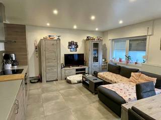 Gerenoveerde woning, rustig gelegen in het charmante Hingene. Indeling als volgt; gelijkvloers met inkomhal en gastentoilet. Leefruimte met geïnstalleerde keuken. Grote garage met sectionaal poort en bergruimte met aansluiting wasmachine en droogkast. Eerste verdieping met 2 ruime slaapkamers. Badkamer met douche en toilet. De woning beschikt tevens nog over een grote zolderruimte waar mogelijks nog extra kamers gemaakt kunnen worden. Centrale verwarming op aardgas. Elektriciteit conform AREI. De woning is rustig gelegen in een groene omgeving, nabij winkels en scholen. De woning wordt momenteel verhuurd. 