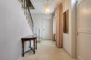 Droomt u van de ideale combinatie tussen comfortabel wonen, ruime opslag- of werkmogelijkheden én toekomstig ontwikkelingspotentieel? Dan is deze uitzonderlijke eigendom in Roeselare een unieke opportuniteit.Dankzij de gunstige ligging, vlakbij de op- en afrit van de E403 Roeselare-Haven, geniet u hier van een uitstekende bereikbaarheid.Met een totale perceeloppervlakte van maar liefst 2.551 m² biedt dit eigendom tal van mogelijkheden.De vrijstaande woning staat garant voor een aangename leefomgeving en omvat een inkomhal, een gezellige leefruimte met functionele keuken, een veranda of bureel, drie volwaardige slaapkamers, een badkamer, zolder en kelder.Achteraan bevindt zich een ruime loods van 247 m², ideaal voor ondernemers of hobbyisten. Deze werd historisch gebruikt voor vleesverwerking, maar is volledig polyvalent en geschikt voor diverse doeleinden zoals opslag, atelier of productieruimte.Daarnaast beschikt het eigendom over een dubbele garage van 129 m², perfect voor het stallen van meerdere voertuigen of als extra opslagruimte.Een absolute troef is het bijhorend stuk bouwgrond van maar liefst 1.154 m². Dit biedt een zeldzame kans voor uitbreiding, een bijkomend project of de realisatie van een nieuwbouw.Kortom, een eigendom met ruimte, mogelijkheden en toekomstperspectief, ideaal voor wie wonen en werken wil combineren of op zoek is naar een interessante investering.Aarzel niet om ons te contacteren voor meer informatie of een bezoek ter plaatse.Bestuursmaatregelen in het maatregelenregister: nee