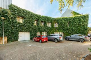 In een rustige, doodlopende straat in Merksem wacht deze ruime gezinswoning op een nieuwe familie. <br />Met vijf slaapkamers en twee badkamers is er plaats voor iedereen: ideaal voor een jong gezin dat wil groeien, <br />of voor een samengesteld gezin waar elk kind een eigen kamer verdient.<br /><br />Het leven speelt zich af in de gezellige leefruimte met prachtig ingerichte keuken, het hart van de woning waar het gezin samenkomt. <br />Op de verdiepingen vind je de vijf slaapkamers en twee badkamers: genoeg ruimte voor een ouderslaapkamer met badkamer, kinderkamers, een thuiswerkplek of een logeerkamer voor de weekends dat iedereen thuis is. En met twee badkamers verloopt de ochtendspits een stuk rustiger.<br /><br />Achter de woning ligt een tuin waar kinderen naar hartenlust kunnen spelen. Het onderhoud ervan, net als dat van de dakgoten en de zonnepanelen, wordt voor jou geregeld. De zonnepanelen met batterij helpen bovendien je energiefactuur laag te houden.<br /><br />Een echte meerwaarde is het ruime magazijn naast de woning, met eigen parkeerplaatsen. Perfect voor fietsen, tuinmateriaal, een hobbyruimte, een werkplaats of gewoon extra opslag. Ook in de straat zelf vind je makkelijk een parkeerplaats.<br />De ligging is praktisch en rustig tegelijk: scholen, kinderopvang, winkels en apotheken liggen op wandelafstand, het openbaar vervoer brengt je snel naar het centrum van Antwerpen, en via de Ring en de E19 ben je vlot weg.<br /><br />Prijs en voorwaarden<br />Woning en magazijn worden in eerste instantie samen verhuurd maar de woning kan ook afzonderlijk gehuurd worden.<br />• Woning: € 1.950 per maand<br />• Magazijn met parkeerplaatsen of opbergruimte: € 600 per maand<br />• Onderhoud tuin, dakgoten en zonnepanelen: € 175 per maand<br />• Totaal: € 2.725 per maand<br />• EPC: B<br />• Beschikbaarheid overeen te komen – 1ste helft 2027.<br />Zin om te komen kijken? Neem contact op 03/568.03.03 voor een bezoek.