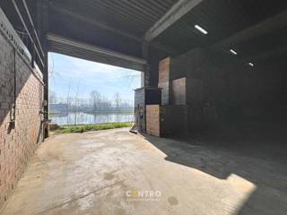 <u><strong>Benaderende bruto-AFMETINGEN: </strong></u><br />Magazijn: 830m²  (30 x 27,67m).<br />Ruim verhard gemeenschappelijk parkeerterrein met slagboom.<br /><br /><u><strong>AFWERKING:</strong></u><br />- Betonnen constructie <br />- Gevelwanden in betonpanelen <br />- Gepolierde en gewapende betonvloer<br />- Automatische poort (h: 5,45m; b: 11,0m)<br />- Afzonderlijke inkomdeur<br />- TL-verlichting<br />- Vrije hoogte 7,90m<br /><br /><u><strong>NUTSVOORZIENINGEN:</strong></u><br />Elektriciteit (63A) met tussenteller. Gemeenschappelijk sanitair.<br /><br /><u><strong>TOEGANGSWEGEN</strong></u>:<br />Binnenunit met brede doorgang van en naar de loods binnen een industriële site van 1,5ha.<br /><br /><u><strong>BESTEMMINGSMOGELIJKHEDEN:</strong></u><br />Zone voor milieubelastende industrieën.<br />Opslag, productie, bewerking en verwerking van goederen.<br /><br /><u><strong>LIGGING:</strong></u><br />De loodsen aan Kaaistraat 5 in Kerkhove (deelgemeente van Avelgem) liggen in de Scheldevallei, in een zone met (watergebonden) bedrijvigheid langs de rivier de Schelde. Vlakbij het rondpunt naar N8 (Oudenaardsesteenweg-Brugstraat) en N36 (Bruggesteenweg). E17 bereikbaar binnen ca. 20 minuten rijden.<br /><br /><u>* Bijzonderheden:</u><br />- Beschikbaar 1 mei 2026<br />- Geen gemene kosten !<br />- Weegbrug aanwezig op de site 3 x 18m.<br />- Vermelde prijzen zijn excl. onroerende voorheffing (1m forfaitair), voorschot nutsen (€100/m) en BTW.<br />- Onze referentie op <strong>www.centro.be</strong>: <strong>P0498-P4</strong> of contacteer ons op <strong>050 70 01 02</strong>.
