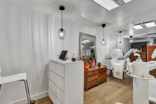 Deze karaktervolle en volledig gerenoveerde eigendom wordt momenteel gebruikt als handelsruimte op het gelijkvloers met een ruime...