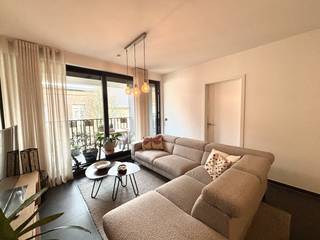 Modern appartement te huur in het centrum van Hasselt, ideaal voor wie comfortabel en energiezuinig wil wonen op een toplocatie. Dankzij de...