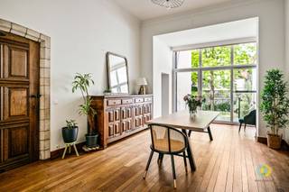 <p><span>Ontdek de pracht en charme van dit uitzonderlijke herenhuis in neogotische stijl, een unieke eigendom waar authentieke grandeur en hedendaags wooncomfort naadloos samenvloeien. Dit karaktervolle stukje erfgoed werd met veel zorg en respect gerenoveerd, waarbij originele elementen harmonieus werden gecombineerd met hoogwaardige moderne afwerkingen.</span></p><p><span>Gelegen op een toplocatie in Vilvoorde, vlak bij het station, het groene Hanssenspark, winkels, scholen en andere voorzieningen, geniet u hier van bereikbaarheid en stadscomfort. De lichtrijke leefruimtes bieden een uitzonderlijke woonbeleving waar karakter en comfort centraal staan. Grote raampartijen zorgen voor een prachtig zicht op de groene en sfeervolle tuin. Aansluitend bevindt zich de gloednieuwe, volledig uitgeruste keuken die design en functionaliteit perfect combineert.<br />Op de eerste verdieping beschikt de woning over twee ruime slaapkamers, een dressing en een stijlvolle badkamer. De tweede verdieping biedt nog eens drie volwaardige kamers, ideaal voor een groot gezin, thuiswerk, hobbyruimte of logeerkamers.<br />Ook het kelderniveau werd grondig gerenoveerd en vormt een volwaardige uitbreiding van de woonoppervlakte. Hier bevindt zich een bureau met zicht op de tuin, dat eveneens perfect kan dienen als extra slaapkamer. Daarnaast vindt u er een tweede badkamer, een verzorgde wasplaats, een stookruimte en een praktische bergkelder. Als extra troef beschikt de woning over een ruime bergzolder, ideaal voor opslagruimte<br /><br /></span></p><p><span> </span></p>