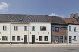 Nouvelle construction à Deerlijk avec garage - parking et jardin.<br /><br />Ces 4 maisons neuves à Deerlijk comprennent : hall d'entrée, séjour avec cuisine équipée et vue sur le jardin/terrasse.<br /><br />A l'étage : hall de nuit avec toilette séparée, débarras, salle de bain (baignoire et douche) et 3 chambres.<br /><br />Escalier fixe pour le grenier. Possibilité de chambres supplémentaires.<br /><br />Jardin avec terrasse , chaque jardin est clôturé.<br /><br />Avantages.<br /><br />+ Pompe à chaleur géothermique (clime et chauffage) ;<br />+ Niveau E 20, possibilité de niveau E 10 (sous réserve d'approbation) ;<br />+ Garage/place de parking ;<br />+ Jardin privé et jardin commun inclus ;<br />+ Situé proche du centre et facilement accès à l'autoroute.<br /><br />25% vendu