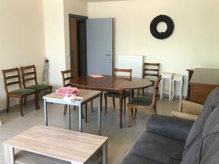 Dit instapklaar en lichtrijk appartement van 82m² biedt alles wat je nodig hebt voor comfortabel wonen. De ruime leefruimte met open keuken geeft uit op het terras, waar je geniet van een rustgevend open uitzicht zonder inkijk.<br /><br />Het appartement beschikt over twee volwaardige slaapkamers, een moderne badkamer en praktische opbergruimtes. Dankzij het ontbreken van bovenburen geniet je hier van extra rust en privacy.<br /><br />Gelegen in een recent gebouw (2010) met lage gemeenschappelijke kosten (geen syndicus) en een gunstige EPC-score A. Dat zorgt voor energiezuinig en betaalbaar wonen. Er zijn aparte meters voor water, elektriciteit en gas, een conforme elektrische keuring, fietsenstalling en een moderne lift.<br /><br />De ligging is een absolute troef: trein- en bushaltes bevinden zich vlakbij. Het centrum, scholen en supermarkten zijn vlot bereikbaar te voet.<br /><br />verplicht tot aankoop van een garage (15.000 euro ) of staanplaats (7.000 euro)<br />Extra voordeel: € 1867 korting op de registratierechten voor een enige eigen woning.<br />Contacteer ons vandaag nog voor een bezoek!<br />