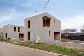 <p>Te koop: moderne nieuwbouw open bebouwing in Panisdries, Koersel, centraal gelegen in Limburg, nabij scholen en openbaar vervoer.</p>

<p> </p>

<p>Deze woning (bouwjaar 2026) combineert eigentijdse architectuur met duurzame voorzieningen, waardoor ze klaar is voor de toekomst. Dankzij de centrale ligging geniet u van een vlotte verbinding naar omliggende gemeenten en dagelijkse voorzieningen. De open bebouwing biedt een ruim gevoel en veel lichtinval, ideaal voor comfortabel wonen.</p>

<p> </p>

<p>INDELING:</p>

<p>• Inkomhal met apart toilet</p>

<p>• Ruime woonkamer met grote ramen en directe toegang tot het terras</p>

<p>• Moderne keuken en eetkamer, perfect voor gezellige momenten</p>

<p>• Berging voor extra opslag</p>

<p>• 3 slaapkamers met voldoende lichtinval</p>

<p>• Badkamer met kwalitatieve afwerking</p>

<p>• Terras, omheinde tuin en carport</p>

<p> </p>

<p>TROEVEN:</p>

<p>• Nieuwbouw (oplevering eind 2026)</p>

<p>• Moderne en duurzame voorzieningen (zonnepanelen, warmtepomp)</p>

<p>• Centrale ligging nabij scholen en openbaar vervoer</p>

<p> </p>

<p>Neem vandaag nog contact op met uw ERA-makelaar voor een bezoek.</p>

<p> </p>

<p>JOUW DROOMHUIS. ZO GEVONDEN!</p>