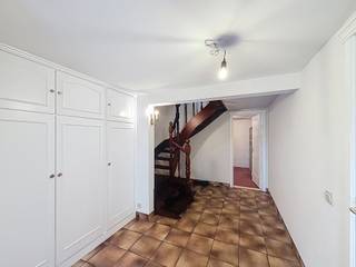 <p>***TE HUUR*** KRAAINEM in een rustige woonwijk, op wandelafstand van het metrostation Kraainem, verschillende winkels en het Sint-Lucas ziekenhuis. Mooi gerenoveerd 3 gevel huis met 3 slpkmrs. met tuin, garage + parkeerplaats en terras goed georiënteerd (Z-W), <br /><br />Het bestaat op de gelijkvloers uit een inkomhal met ingebouwde kasten en apart toilet, evenals een garage en een berging . Op de eerste verdieping, een lichte woonkamer met massief parket en houthaard, een nieuwe BOSCH super-uitgeruste keuken .Op de 2e verdieping, 3 slaapkamers (15, 15 en 10 m²) met parket, een badkamer (bad/douche dubbele wastafelmeubel, spiegel met kast en LED ) en een apart toilet. Zolder. Elektrische rolluiken achteraan bij tuinraam), manuele rolluik aan de keuken zijde. Dubbele beglazing, gascentrale verwarming, waterontharder en regenwaterput. Aangename buurt met makkelijk parkeren in de straat. EPC - F (676 kwh/m²/jaar - nr. 20260123-0003782591- RES-1)<br /><br />Huurprijs: 2.500 euro/maand <br /><br />Voor meer informatie en om een bezoek in te plannen, kunt u contact met ons opnemen via 02 355 42 20 of 0494 28 38 88 (Taylor) of per e-mail via tubize@weinvest.be</p>