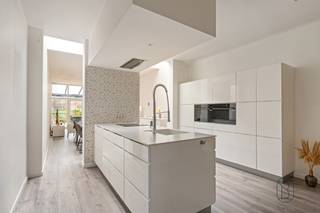 Gerenoveerde rijwoning met 2 SLK en zuidgerichte tuinGoedgelegen, mooi gerenoveerde en instapklare rijwoning met 2 ruime slaapkamers en een...