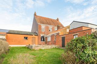 Te koop: charmante woning met grote tuin en twee garages op een mooi perceel van 600 m².Deze woning is strategisch gelegen, vlak bij belangrijke...