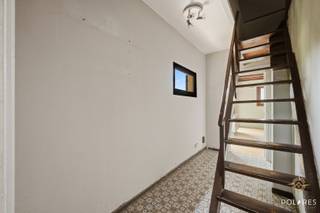 *** RÉSERVEZ VOTRE VISITE VIA WWW.POLARES.EU ***<br /><br />Au cœur d'un environnement exceptionnellement calme et boisé se trouve cette maison individuelle du milieu des années 50, située sur un magnifique terrain de pas moins de 27a 64ca. Entourée de jardin et de forêt, vous pourrez profiter d'une intimité optimale et d'une expérience naturelle unique. À l'arrière, ce cadre idyllique est complété par une magnifique vue dégagée sur la zone agricole.<br />Cette maison pleine de caractère est la base idéale pour ceux qui recherchent un projet de rénovation dans un endroit unique, où le calme, l'espace et la verdure sont au centre de tout.<br />Au rez-de-chaussée, la maison dispose d'un salon confortable avec cheminée, d'une cuisine, d'une salle à manger, d'un bureau ou d'une chambre supplémentaire et d'une salle de bains. À l'étage, vous trouverez un palier et deux chambres sous le toit. Le chauffage est au gaz via une citerne de propane.<br /><br />Le terrain est situé dans une zone agricole d'une grande valeur paysagère, ce qui place la maison dans une situation hors zone. Si l'état jugé conforme est suffisamment prouvé, les possibilités de rénovation, de transformation et/ou d'agrandissement peuvent être étudiées auprès de la commune de Huldenberg, conformément à la réglementation hors zone telle qu'elle est reprise dans le Code flamand. Plus d'informations au bureau !<br /><br />Pour vous inspirer, cette annonce est accompagnée de visuels réalistes qui donnent un aperçu clair du potentiel et des possibilités de rénovation de cette maison.<br /><br />Vous cherchez un endroit où vous pourrez vous ressourcer complètement, entouré par la nature, ou vous souhaitez transformer une maison pleine de caractère en votre maison de rêve ? Alors, ne manquez pas cette opportunité unique.<br /><br />Pour plus d'informations ou pour planifier une visite, contactez-nous via www.polares.eu.