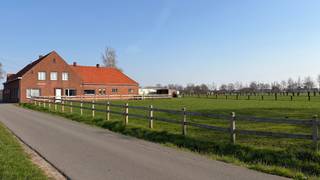 Aan de rand van Brecht, op minder dan 2km van het centrum en de snelweg bieden wij deze langgevelhoeve op een eigen perceel van 3335m². Optioneel...