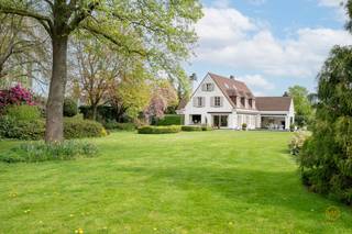 <p><span>Uniek Eigendom met park en bouwgrond op +/- 1,7 Hectare </span></p><p><span> </span></p><p><span>Ontdek één van de grootste percelen van de hyper residentiële Kleistraat in Aartselaar. Zeer rustig en groen gelegen, doch op een boogscheut van het centrum en van alle invalswegen (E19 en A12).</span></p><p><span>De klassieke tijdloze villa beschikt over een bewoonbare oppervlakte van meer dan 420 m² en werd steeds met grote zorg onderhouden en bestaat om uit een statige inkomhal met prachtige eiken trap, vestiaire en wc, een zeer ruime lichtvolle living met bourgondische steen en prachtige uitzichten op het park, een leefkeuken met alle comfort die tevens toegang verleent tot het overdekt terras naast het verwarmd zwembad. Verder vindt men op de gelijkvloers nog de wasplaats en een dubbele garage.</span></p><p><span>Op het 1ste verdiep 4 slaapkamers, 3 badkamers, wc, dressing en een ruim bureel of bibliotheek. Op de 2de verdieping 3 kamers en een douchekamer. verder nog zolders en (wijn)kelders.</span></p><p><span>De prachtig aangelegde en goed onderhouden parktuin beschikt over een grote variatie aan bloemen, planten en bomen, achteraan is een praktische servitudeweg die voor diverse doeleinden zoals onderhoud of hobby's (paarden, schapen e.d.) ideaal kan zijn.</span></p><p><span>Links van de woning ligt een perceel bouwgrond dat naar wens kan afgesplitst of bebouwd worden als uitbreiding van de bestaande villa. Contacteer ons voor meer info of een bezoek op 03 400 43 23</span></p><p><span> </span></p><p><span>+ Zeer residentiële groene woonwijk</span></p><p><span>+ Nabij invalswegen </span></p><p><span>+ Uniek park op +/- 17.000 m²</span></p><p><span>+ Ideaal voor het houden van paarden</span></p><p><span>+ Tijdloze villa met een zee aan ruimte</span></p><p><span>+ Gunstige oriëntatie</span></p>