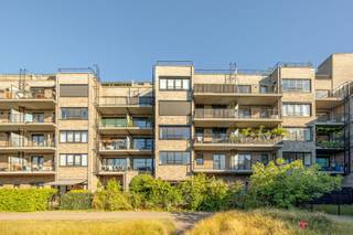 Instapklaar appartement met ruim terras op rustige ligging in Deurne Zuid. Het gebouw is gelegen aan de Boekenberglei vlakbij openbaar vervoer maar het appartement geniet een uitermate rustige ligging vermits het aan de achterzijde van het gebouw is gelegen met zicht op de binnentuin. Verschillende parken op wandelsafstand<br /><br />Indeling van het appartement:<br />Inkomhal: +/- 3 m², parket. Afzonderlijk toilet met handenwasser.<br />Living: +/- 28 m², parket.<br />Open ingerichte keuken met eiland voorzien van kasten, oven, dampkap, frigo met vriesvak, vaatwasser, spoeltafel, tegels.<br />Berging: +/- 2.5 m², tegels.<br />Slaapkamer 1: +/- 12 m², parket.<br />Slaapkamer 2: +/- 8.5 m², parket.<br />Terras met zicht op binnentuin: +/- 10 m².<br /><br />Algemene onkosten: +/- € 78 per maand provisie.<br />2 fietsenstallingen. Individuele nutsvoorzieningen<br />Mogelijkheid tot aankoop van één of meerdere autostaanplaatsen.<br /> 